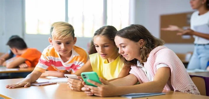 Edukasi Gadget Sehat Diajarkan pada Murid