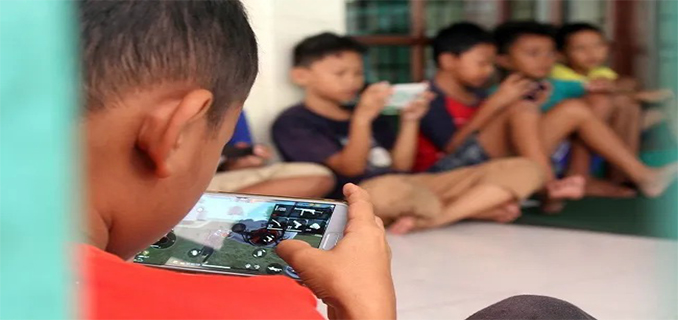 Kecanduan Gadget Jadi Ancaman Baru Anak