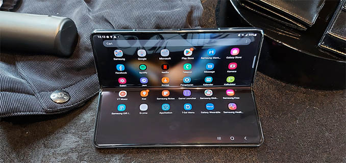 Ponsel Lipat atau Kamera Flagship